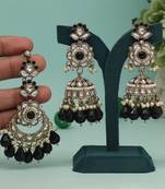 Black color kundan earrings with maang tikka