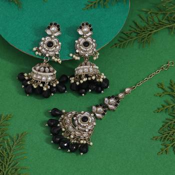Black color kundan earrings with maang tikka 2