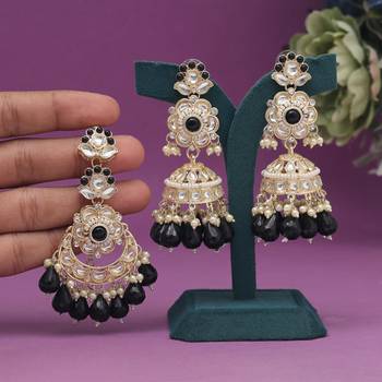 Black color kundan earrings with maang tikka 1
