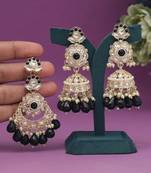 Black color kundan earrings with maang tikka