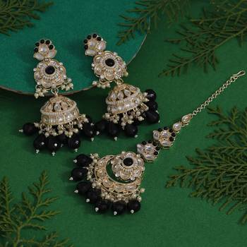 Black color kundan earrings with maang tikka 2