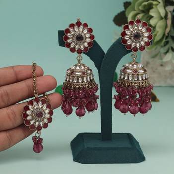 Magenta color kundan earrings with maang tikka 1
