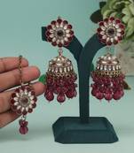 Magenta color kundan earrings with maang tikka