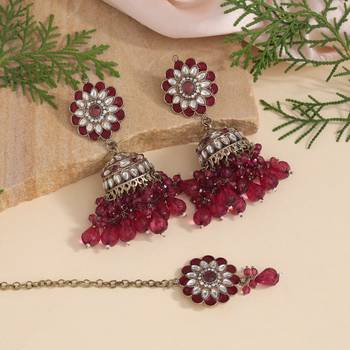 Magenta color kundan earrings with maang tikka 2