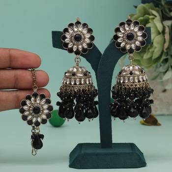 Black color kundan earrings with maang tikka 1