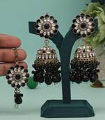 Black color kundan earrings with maang tikka
