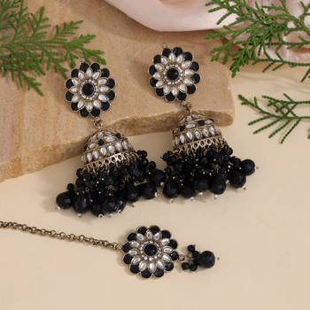 Black color kundan earrings with maang tikka 2
