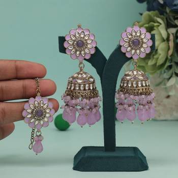 Light purple color kundan earrings with maang tikka 1