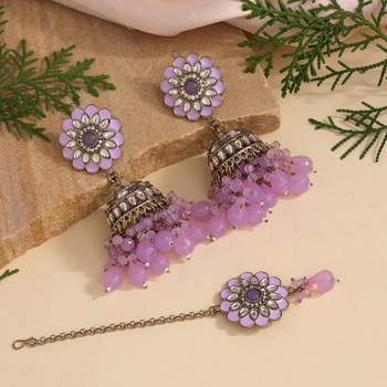 Light purple color kundan earrings with maang tikka 2