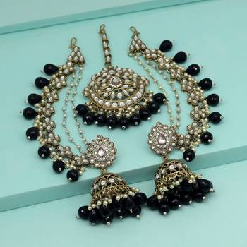 Black color kundan earrings with maang tikka 1