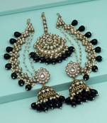 Black color kundan earrings with maang tikka