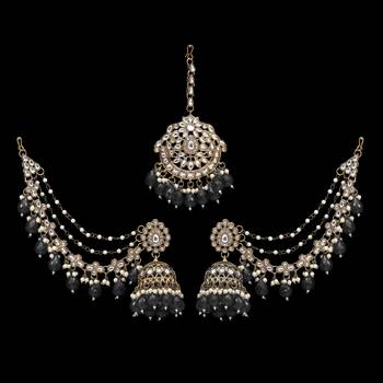 Black color kundan earrings with maang tikka 2