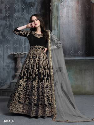 Black embroidered velvet patiyala suit 2