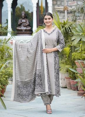 Women'S Floral Printed Anarkali Kurta With Pant Set & Dupatta (Black) 1