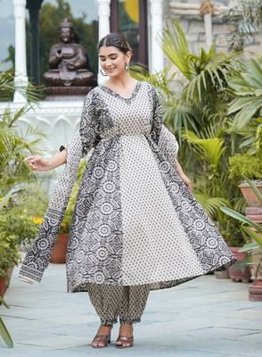 Women'S Floral Printed Anarkali Kurta With Pant Set & Dupatta (Black) 2