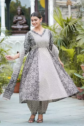 Women'S Floral Printed Anarkali Kurta With Pant Set & Dupatta (Black)