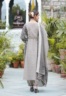 Women'S Floral Printed Anarkali Kurta With Pant Set & Dupatta (Black) 3