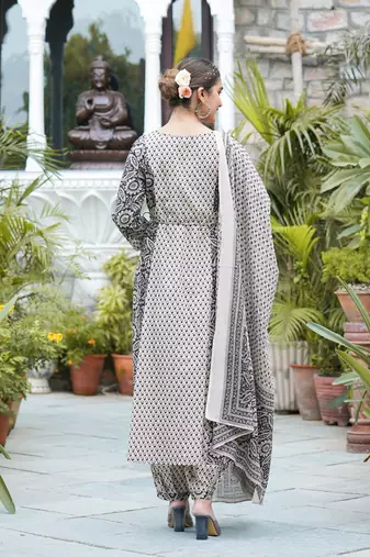Women'S Floral Printed Anarkali Kurta With Pant Set & Dupatta (Black)