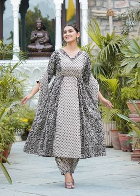 Women'S Floral Printed Anarkali Kurta With Pant Set & Dupatta (Black) 4