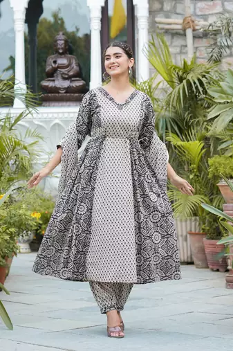 Women'S Floral Printed Anarkali Kurta With Pant Set & Dupatta (Black)