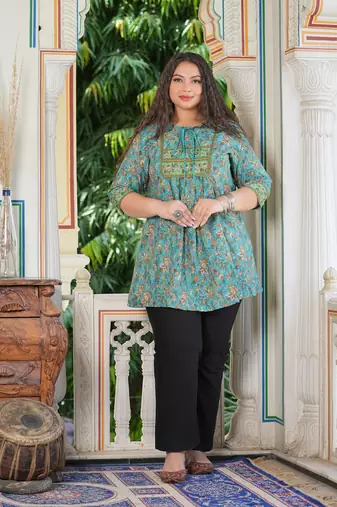 Women'S Plus Size Floral Placement Printed Short Kurti (Green)