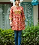 Women'S Floral Placement Printed Short Kurti (Red)