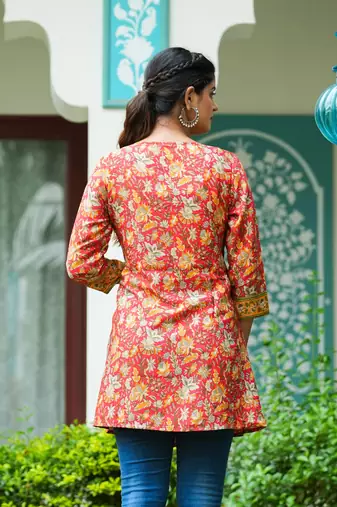 Women'S Floral Placement Printed Short Kurti (Red)