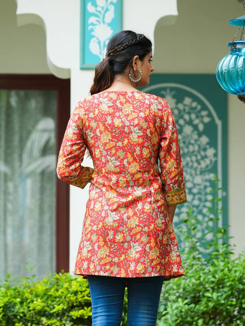 Women'S Floral Placement Printed Short Kurti (Red)