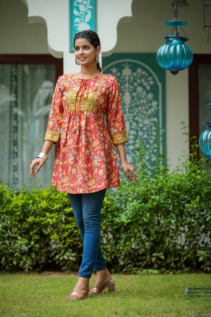 Women'S Floral Placement Printed Short Kurti (Red)