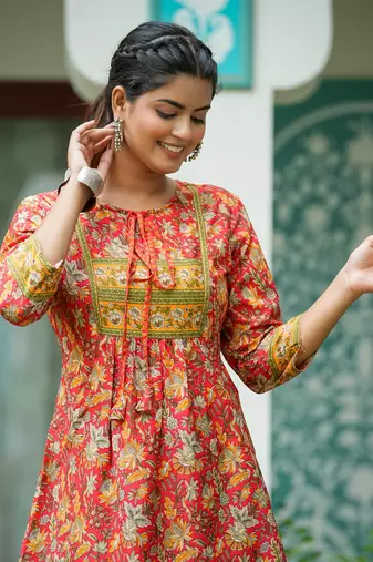 Women'S Floral Placement Printed Short Kurti (Red)
