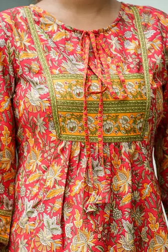 Women'S Floral Placement Printed Short Kurti (Red)