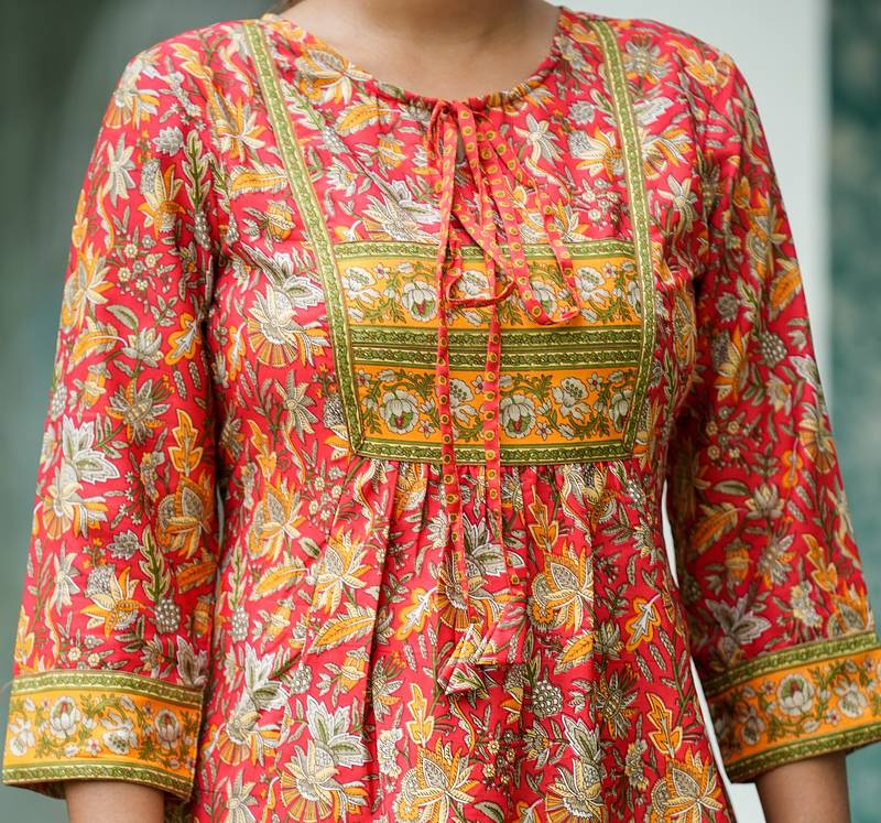 Women'S Floral Placement Printed Short Kurti (Red)