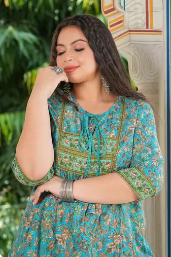 Women'S Plus Size Floral Placement Printed Short Kurti (Green)