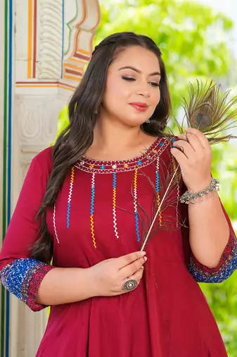 Women'S Plus Size Rayon Embroidered Anarkali Kurta (Maroon)