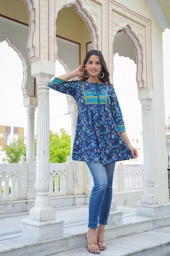 Women'S Floral Placement Printed Short Kurti (Blue)