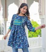 Women'S Floral Placement Printed Short Kurti (Blue)