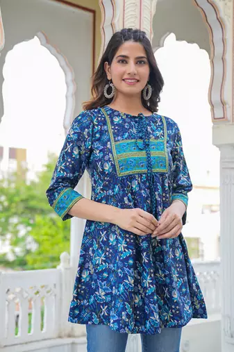 Women'S Floral Placement Printed Short Kurti (Blue)