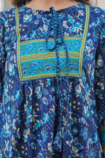 Women'S Floral Placement Printed Short Kurti (Blue)
