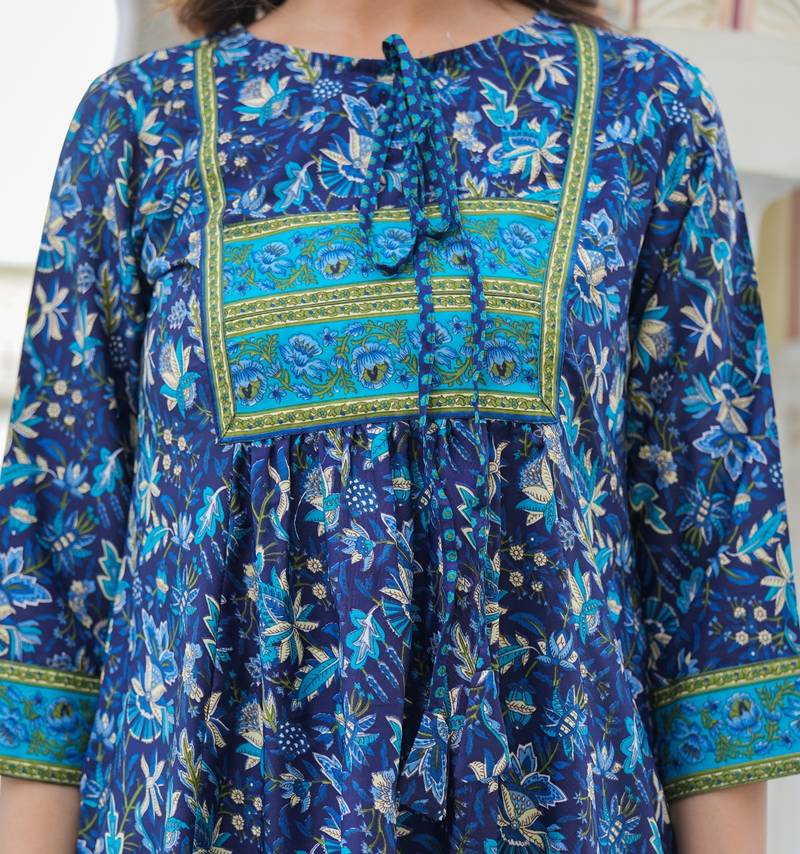 Women'S Floral Placement Printed Short Kurti (Blue)