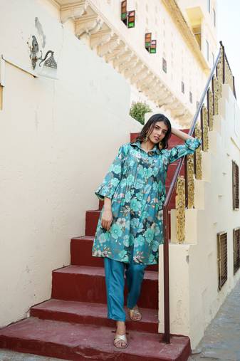 Women teal muslin tucks kurta & pant set