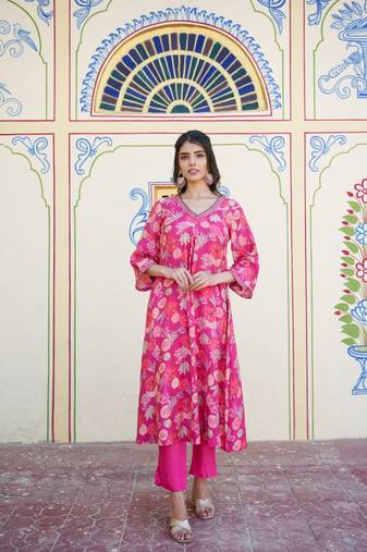 Women pink muslin pleated kurta & pant clothing set