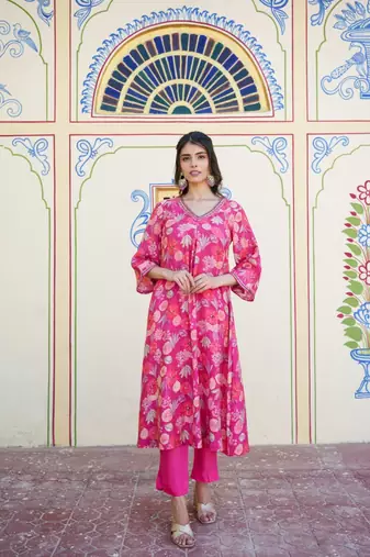 Women pink muslin pleated kurta & pant clothing set