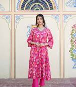 Women pink muslin pleated kurta & pant clothing set