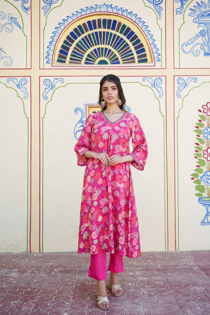 Women pink muslin pleated kurta & pant clothing set