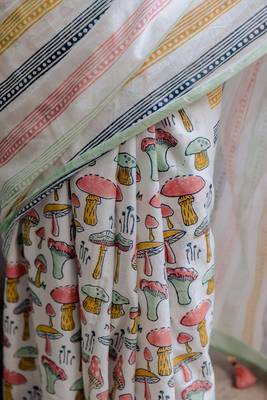 chanderi cotton saree with kalamkari & batik print and zari border 4