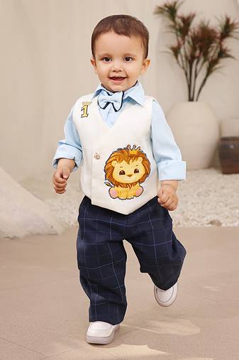 White waist coat with pant and shirt