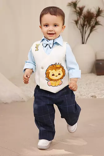 White waist coat with pant and shirt