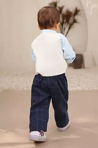 White waist coat with pant and shirt