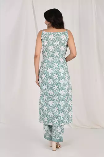 Sleeveless floral green kurta set