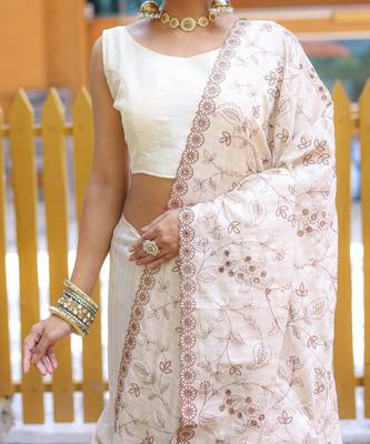 White Classic emboidary border silk bland weaving saree with Blouse 3